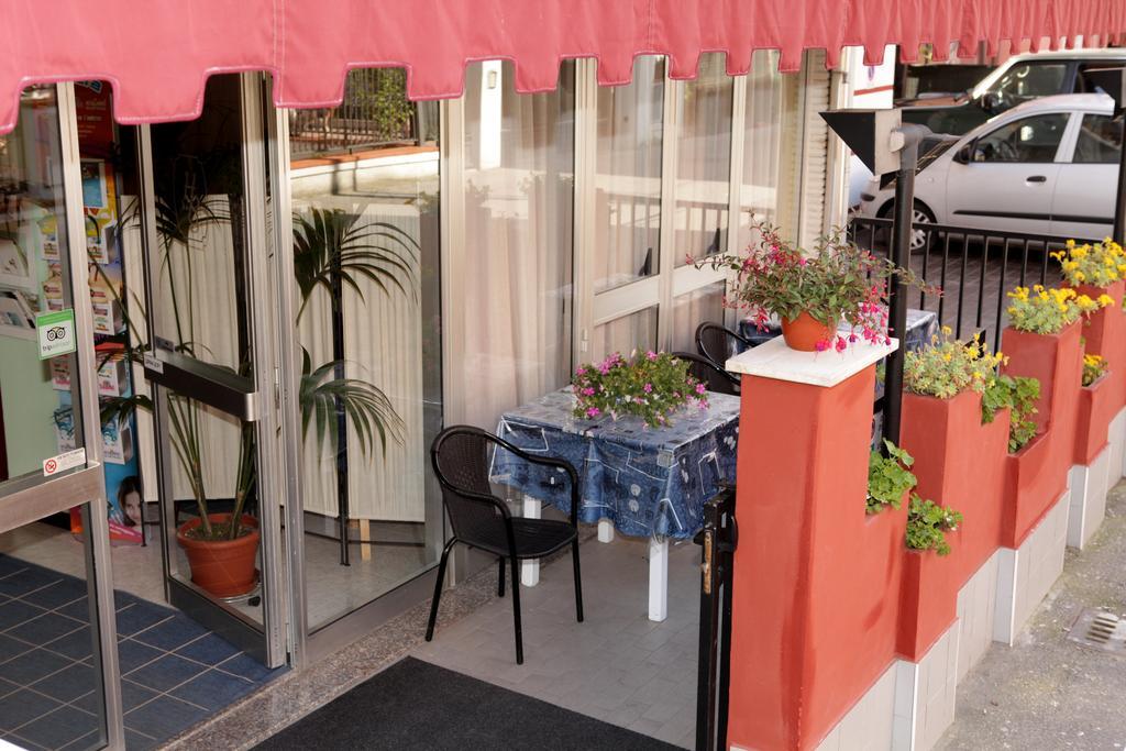 רימיני Hotel Saxon מראה חיצוני תמונה
